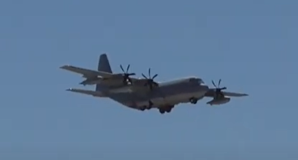 KernFiregraph's tweet photo. USAF KC-130J Super Hercules 737 doing a touch-and-go at Meadows Field. https://t.co/1Vk1MTSClN