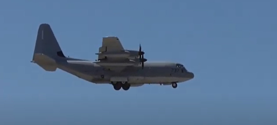 KernFiregraph's tweet photo. USAF KC-130J Super Hercules 737 doing a touch-and-go at Meadows Field. https://t.co/1Vk1MTSClN