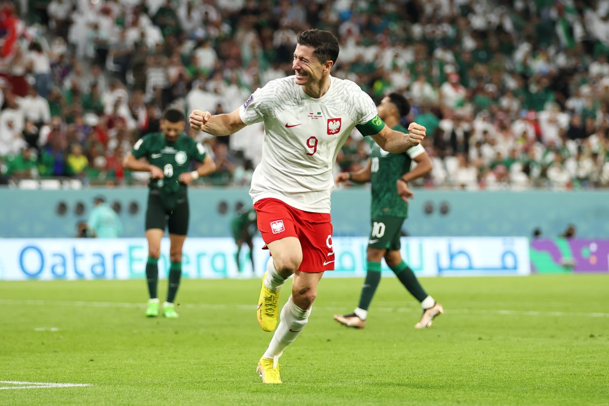 mundodeportivo's tweet photo. 🥹 Uno de los momentos de la #FIFAWorldCup 

⚽️🇵🇱 Robert Lewandowski marca su primer gol en un Mundial y no puede contener las lágrimas https://t.co/TvfjvCqHrV