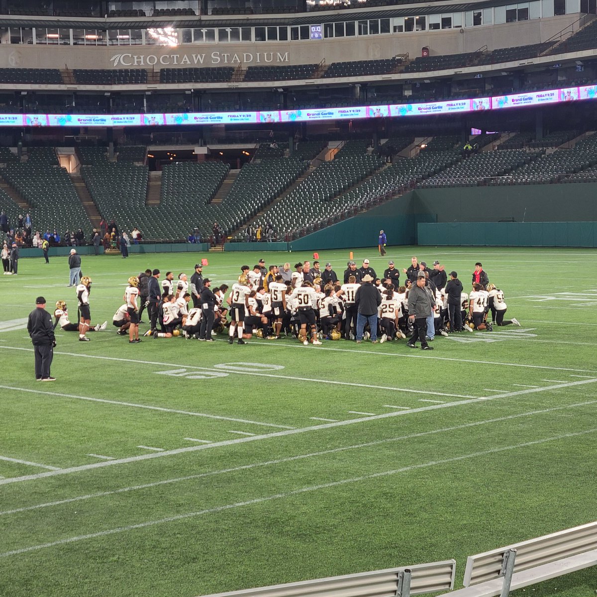 sleal1523's tweet image. 💛🖤🦅
#anotherlast #senioryear #tristenmichaelhall #youmakeusproud
@TristenHall_81 @MsLeal15 @LailaB05