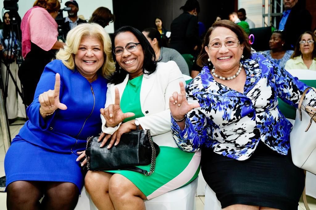 JuanaSa89840481's tweet photo. En el #AltarDeLaPatria en #OfrendaFloral, y en #CasaDelPueblo donde se realizó la #Juramentacion #JohannyGuzman #LourdesSerulle #Altagracia #Claribel #AnaDeCrispin @FPcomunica @FPComunitarios @Ruthrodriguezh @dinamarcareynos #YsaiasRuiz @soveidaacosta2 #YannirisPeña #JuanArias🍀 https://t.co/jhkObeiUem