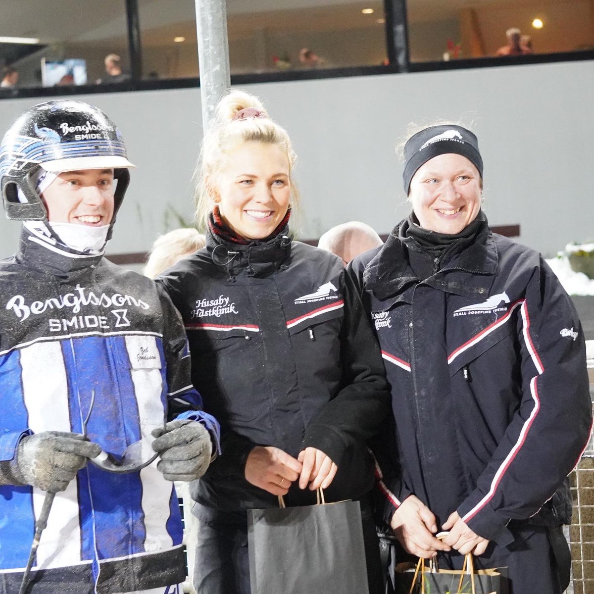 Solvalla's tweet photo. Zeb Jonasson byter rygg ledaren mot dödens varvet kvar och vinner Wången Cup - Guldklockan 2022 Försök - med Josefine Ivehag-tränade Lasses Tara.
Gerhard Lindén är både ägare och uppfödare.
Stort grattis!
 
#solvalla #häst #hästar #travsport #harnessracing #trot #hest #v75 https://t.co/RQoSr0tcRu
