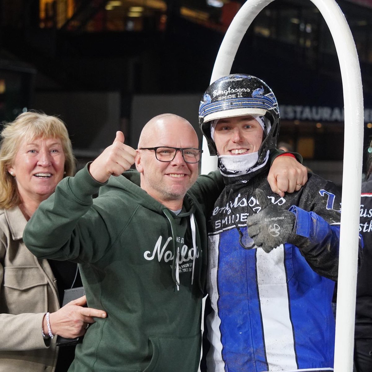 Solvalla's tweet photo. Zeb Jonasson byter rygg ledaren mot dödens varvet kvar och vinner Wången Cup - Guldklockan 2022 Försök - med Josefine Ivehag-tränade Lasses Tara.
Gerhard Lindén är både ägare och uppfödare.
Stort grattis!
 
#solvalla #häst #hästar #travsport #harnessracing #trot #hest #v75 https://t.co/RQoSr0tcRu