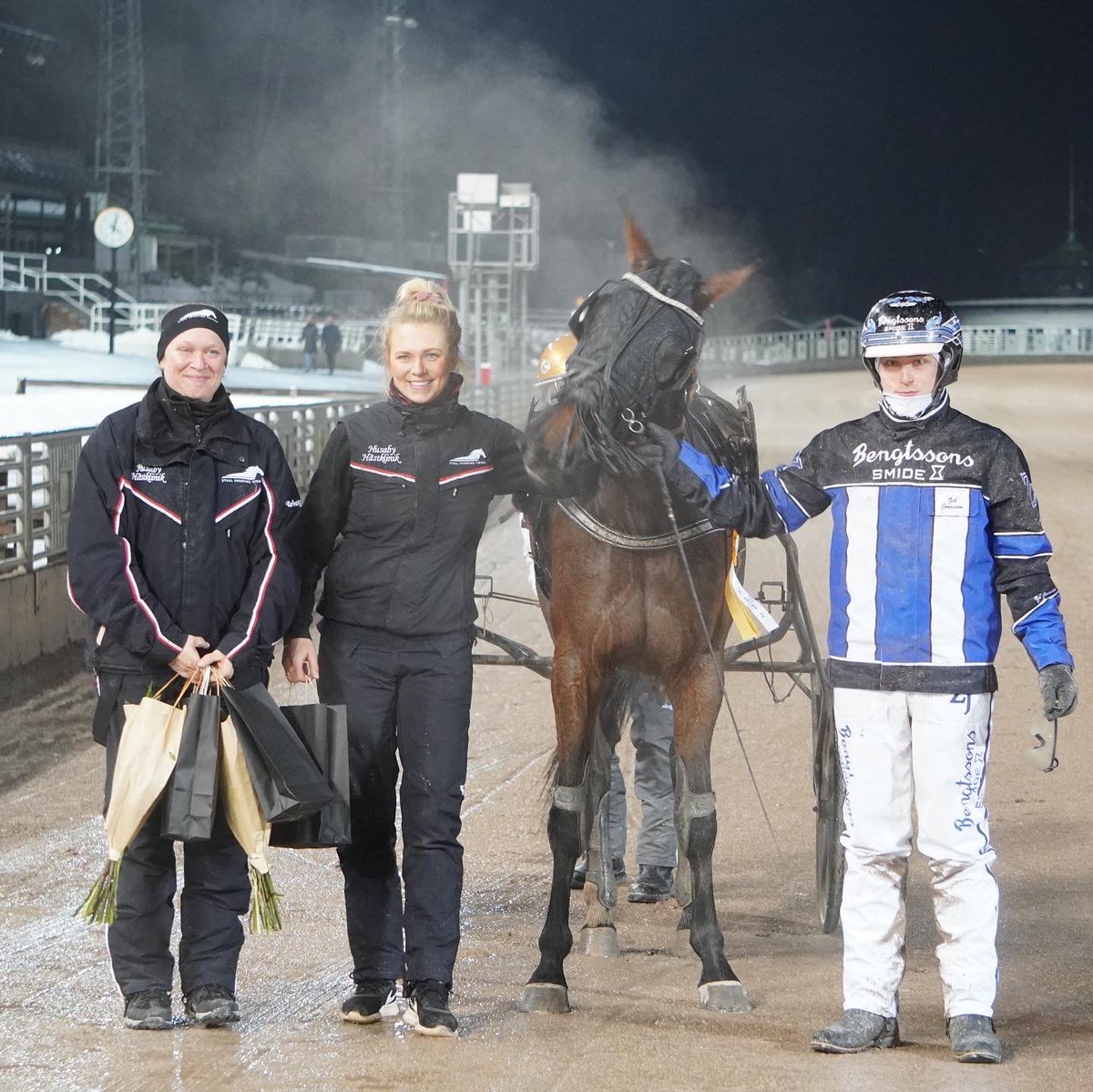 Solvalla's tweet photo. Zeb Jonasson byter rygg ledaren mot dödens varvet kvar och vinner Wången Cup - Guldklockan 2022 Försök - med Josefine Ivehag-tränade Lasses Tara.
Gerhard Lindén är både ägare och uppfödare.
Stort grattis!
 
#solvalla #häst #hästar #travsport #harnessracing #trot #hest #v75 https://t.co/RQoSr0tcRu