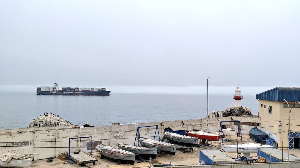 Off_Valpo's tweet photo. @davidurra7 @AledeValpito @Mariner @TPS_Valparaiso @CruceroAdicto @crucerofun @PortalCruceros @twittcafechile @sernatur_valpo @TTIValparaiso @ELTIEMPOCHV @CaptAndres bahía de @Valparaiso con cielo cubierto de nubes bajas #Stratus_Nebulosus y el portacontenedores @Xin @Fang @Cheng 🇨🇳(CN) fondeado a la gira frente al Faro #Punta_Condell recargando combustible proa al #Norte junto al petrolero @DonPancho🇨🇱(CL) abarloado a su costado de #estribor https://t.co/dB0nL0kHdw