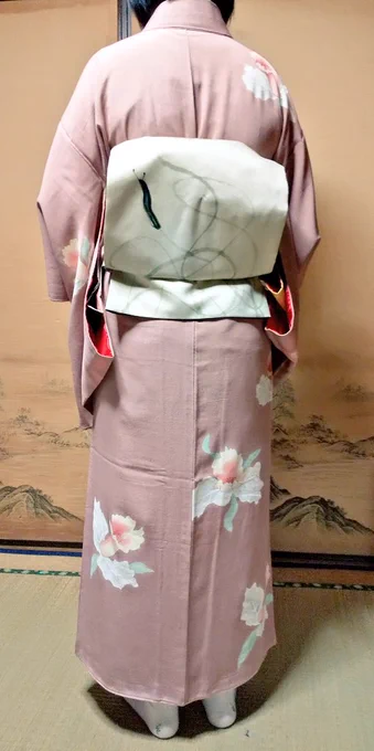 着物はこんな感じです。祖母のお古のため、裄が短いし、襦袢が着物の袖丈があってなかったり……。今回は靴を履いて長距離を歩くイベントだったため、短めに来てます。 