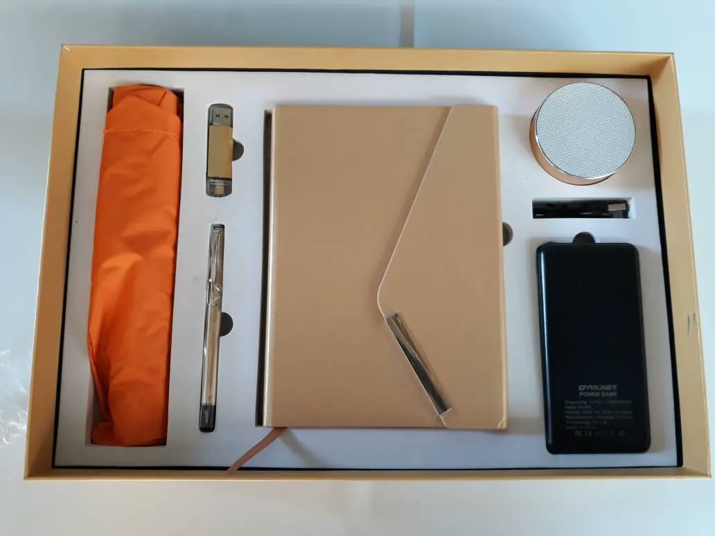 laughterNlearn's tweet photo. These 6 in 1 #corporategifts are conversation starters.
Looking for #executivegiftset?, here you go.
Package includes :-
An umbrella
A note pad
A pen
A Bluetooth speaker
A flash drive
A powerbank
Price N30, 500 ( discount applies on large quantity)
@_DammyB_ https://t.co/ecdGdFR8gk