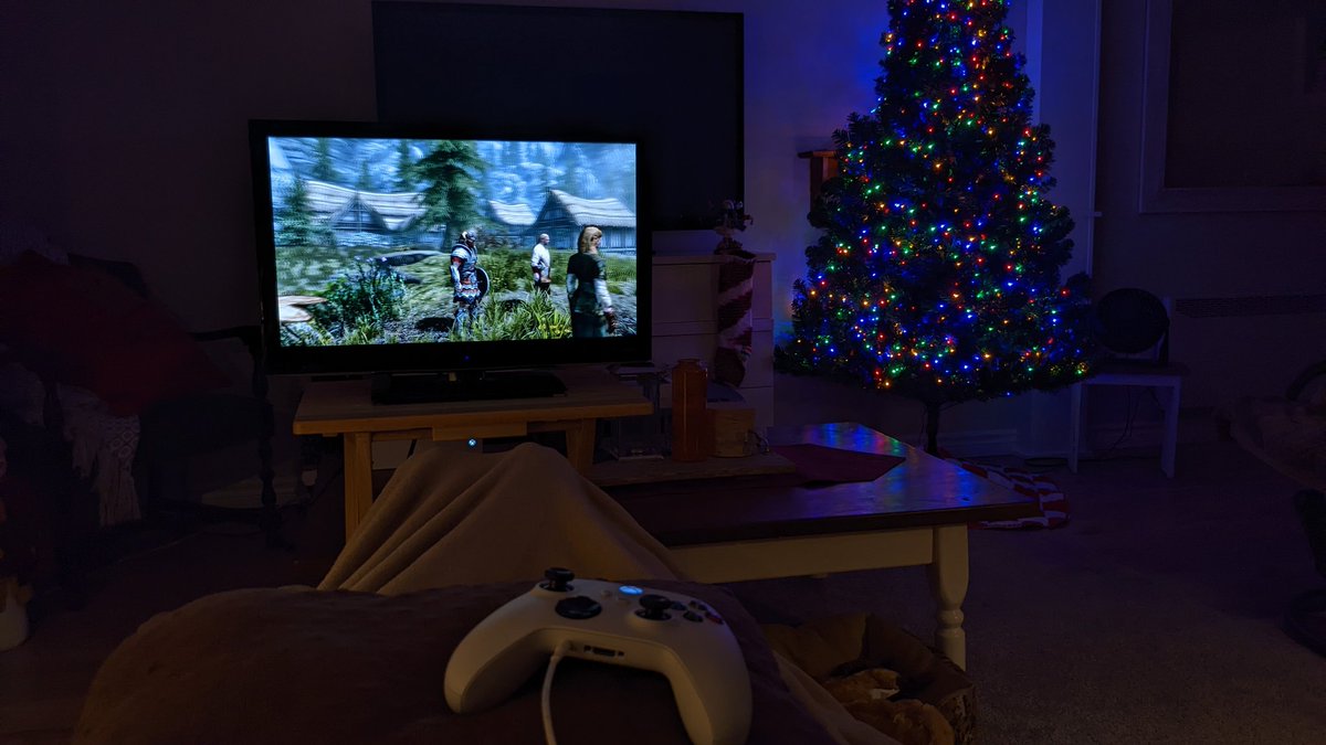 Been up since 5 am....so I eventually got tired of my sneak archer and started a sword and shield warrior again 😅 Still have 5 weeks of this 🤔
#xbox #xboxgamer #skyrim #SkyrimLE #gaming #GamersUnite #Christmas #sickday #dayoff #weekendvibes #chill