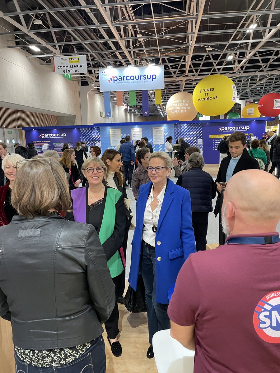 #SALONLETUDIANT • Ce matin, nous avons eu le plaisir d’accueillir sur le salon Européen de l’Education à Paris Porte de Versailles Madame la Ministre de l’Enseignement Supérieur <a href="/sretailleau/">Sylvie Retailleau</a>