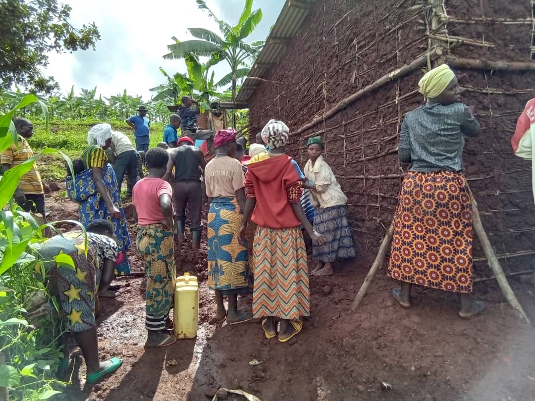 GitaragaCell's tweet photo. None kuwa 26/11/2022 Umuyobozi w'umurenge wa Mutenderi hamwe n'inzego z'umutekano ybifatanyije n'abaturage b'akagari ka Muzingira mu muganda usoza Ukwezi k'Ukwakira , hahomwe inzu 2 z'abatushoboye( Jyamubandi Diogene na Mudahemuka Ildephonse. https://t.co/Hf4yg0M1Ab