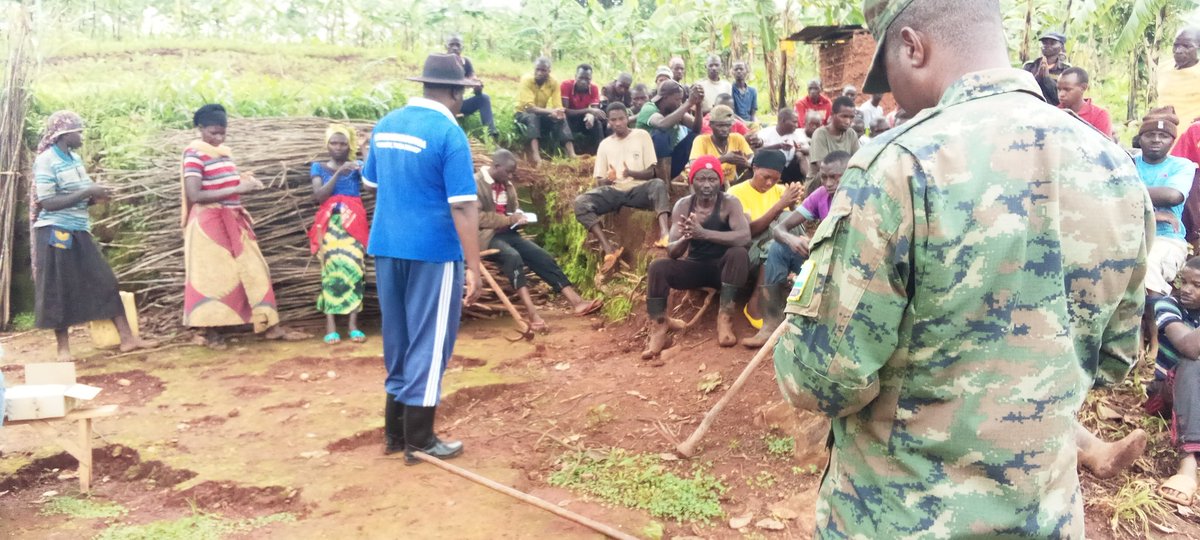 GitaragaCell's tweet photo. None kuwa 26/11/2022 Umuyobozi w'umurenge wa Mutenderi hamwe n'inzego z'umutekano ybifatanyije n'abaturage b'akagari ka Muzingira mu muganda usoza Ukwezi k'Ukwakira , hahomwe inzu 2 z'abatushoboye( Jyamubandi Diogene na Mudahemuka Ildephonse. https://t.co/Hf4yg0M1Ab
