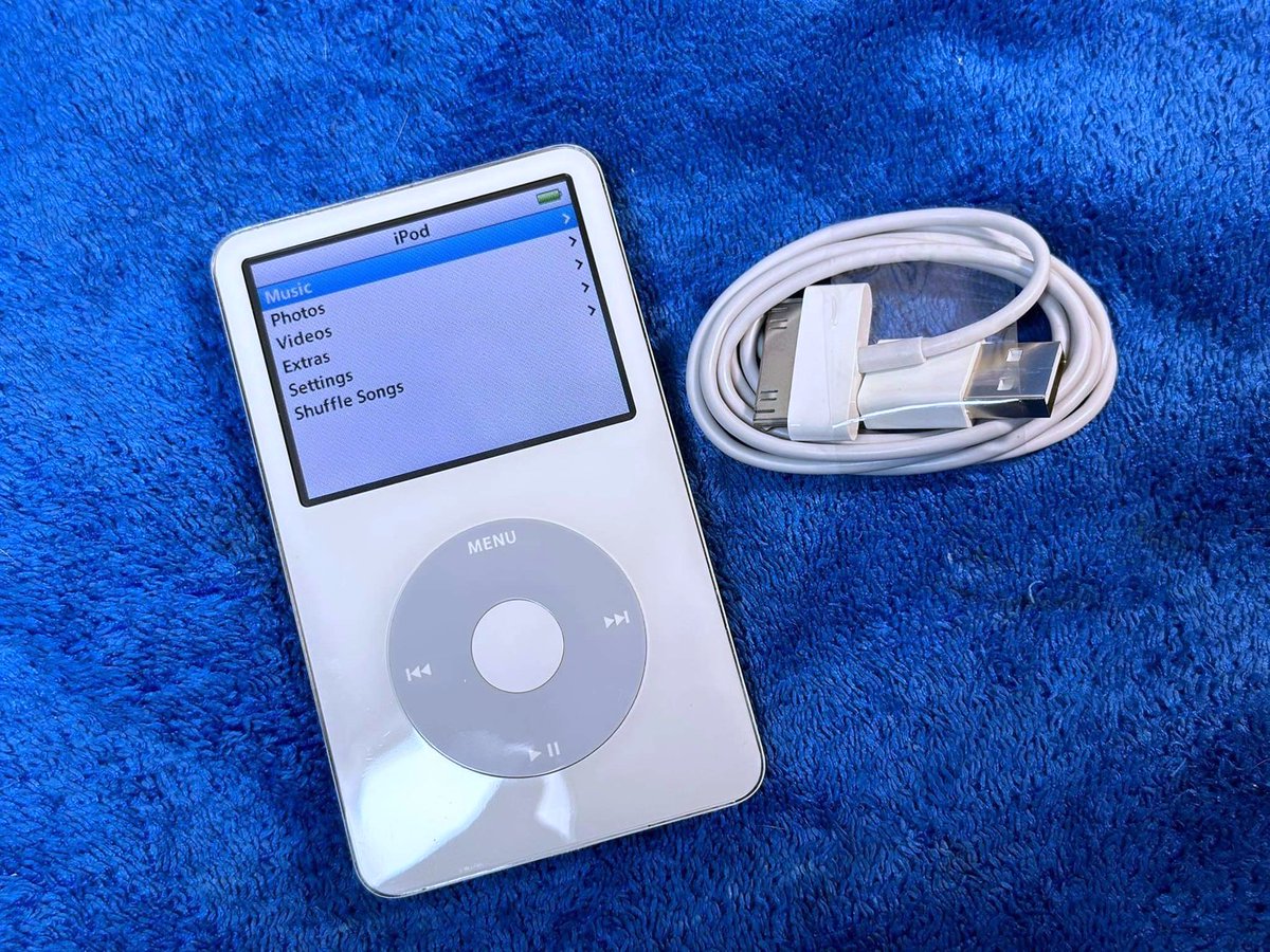 ipod_time08's tweet photo.  ขาย iPod Classic 5
ความจุ 30 gb

ไอพอดคลาสสิค เจน 5 สภาพสวย สปาขัดเงามาแล้วเรียบร้อย หลังมีลักยิ้มนิดนึงนะครับต้องตะแคงมองถึงจะเห็น การใช้งานปกติ แบตเปลี่ยนใหม่ใช้งานกันไปยาว ๆ

 ราคา 2,800.- ส่งตรงถึงหน้าบ้าน 🚛🚛📮

#ipod #ipodclassic #ipodnano 
#ไอพอด https://t.co/2f2SQJy3du