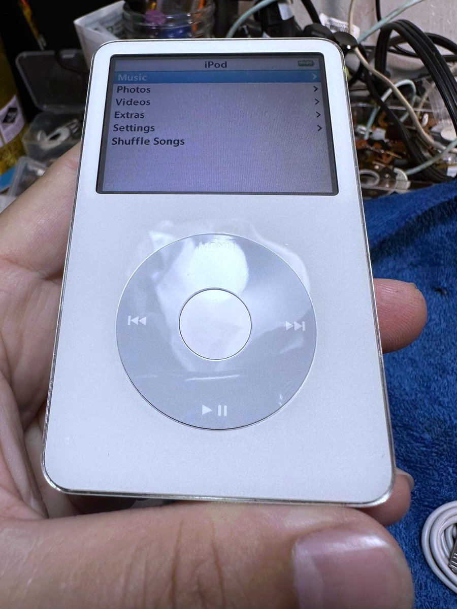 ipod_time08's tweet photo.  ขาย iPod Classic 5
ความจุ 30 gb

ไอพอดคลาสสิค เจน 5 สภาพสวย สปาขัดเงามาแล้วเรียบร้อย หลังมีลักยิ้มนิดนึงนะครับต้องตะแคงมองถึงจะเห็น การใช้งานปกติ แบตเปลี่ยนใหม่ใช้งานกันไปยาว ๆ

 ราคา 2,800.- ส่งตรงถึงหน้าบ้าน 🚛🚛📮

#ipod #ipodclassic #ipodnano 
#ไอพอด https://t.co/2f2SQJy3du
