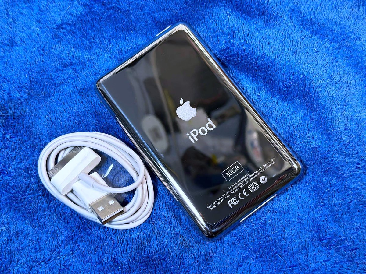 ipod_time08's tweet photo.  ขาย iPod Classic 5
ความจุ 30 gb

ไอพอดคลาสสิค เจน 5 สภาพสวย สปาขัดเงามาแล้วเรียบร้อย หลังมีลักยิ้มนิดนึงนะครับต้องตะแคงมองถึงจะเห็น การใช้งานปกติ แบตเปลี่ยนใหม่ใช้งานกันไปยาว ๆ

 ราคา 2,800.- ส่งตรงถึงหน้าบ้าน 🚛🚛📮

#ipod #ipodclassic #ipodnano 
#ไอพอด https://t.co/2f2SQJy3du