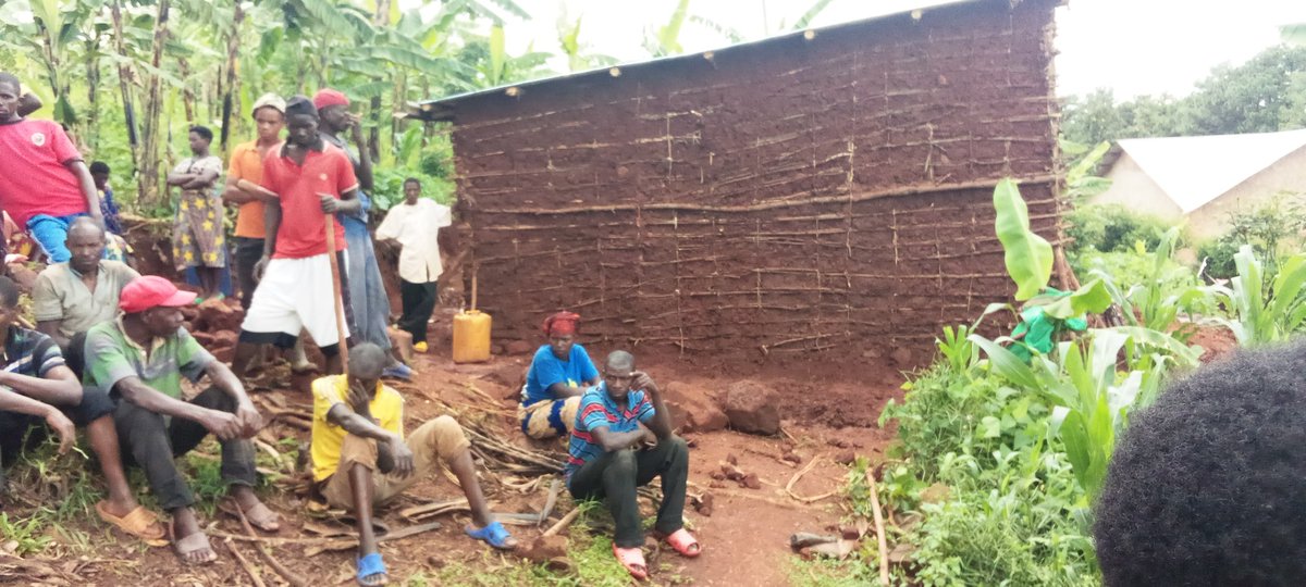 GitaragaCell's tweet photo. None kuwa 26/11/2022 Umuyobozi w'umurenge wa Mutenderi hamwe n'inzego z'umutekano ybifatanyije n'abaturage b'akagari ka Muzingira mu muganda usoza Ukwezi k'Ukwakira , hahomwe inzu 2 z'abatushoboye( Jyamubandi Diogene na Mudahemuka Ildephonse. https://t.co/Hf4yg0M1Ab