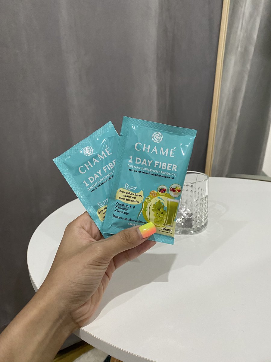 cheewitgu's tweet photo. chamé นี่ดีจริง ใครท้องผูกแบบเราต้องพกติดตัว เวลาท้องผูก ไม่ถ่ายมา 1-2 วันนี่ต้องกินแล้ว แค่เทผสมน้ำ 200 ml ก็ดื่มได้เลย มีไฟเบอร์สูง ช่วยให้ระบบขับถ่ายดีขึ้น บอกเลยสั้นๆ ดื่มง่าย ถ่ายคล่อง แถมรสชาติดีบอกเลยอันนี้อร่อย หอมองุ่นม้ากกกมากกก เลิ้บ 💚 #ใช้ดีบอกต่อ https://t.co/pL3rTl6ZkG