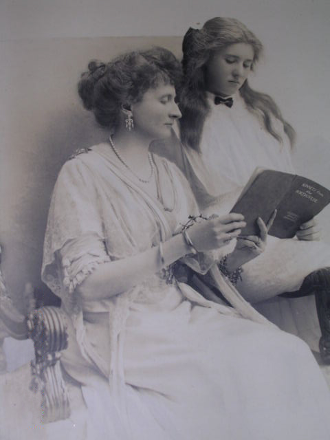 FMB_fiona's tweet photo. Welcome to the Twitter History Book Fayre! Today The Chronicles of a Courtier is available for £12.50 (+p+p). The 200 yr-old history of a former rectory covers the pursuits and fortunes of a host of colourful characters. DMs open for orders #PGWodehouse #WAAF #HistoryWritersDay22 https://t.co/BcTdK6RYRP