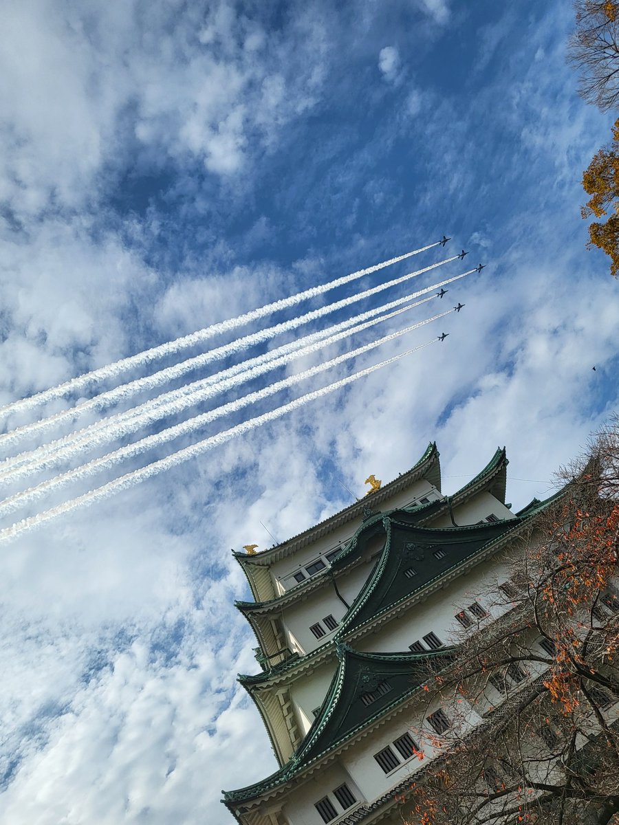 bb_green1104's tweet photo. かっこよかった✈
久々に名古屋城にも行けた🏯
#ブルーインパルスでドデスカ https://t.co/SyF8pAf2zh