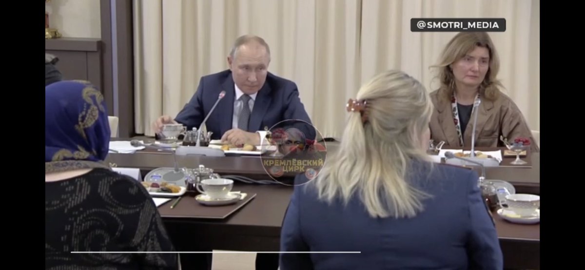 VeroAngelo's tweet photo. @souffrantmitte1 Безумное чаепитие с пересаживаниями: сравните фон с учётом ракурса съёмки. https://t.co/4vyPlRjNHY