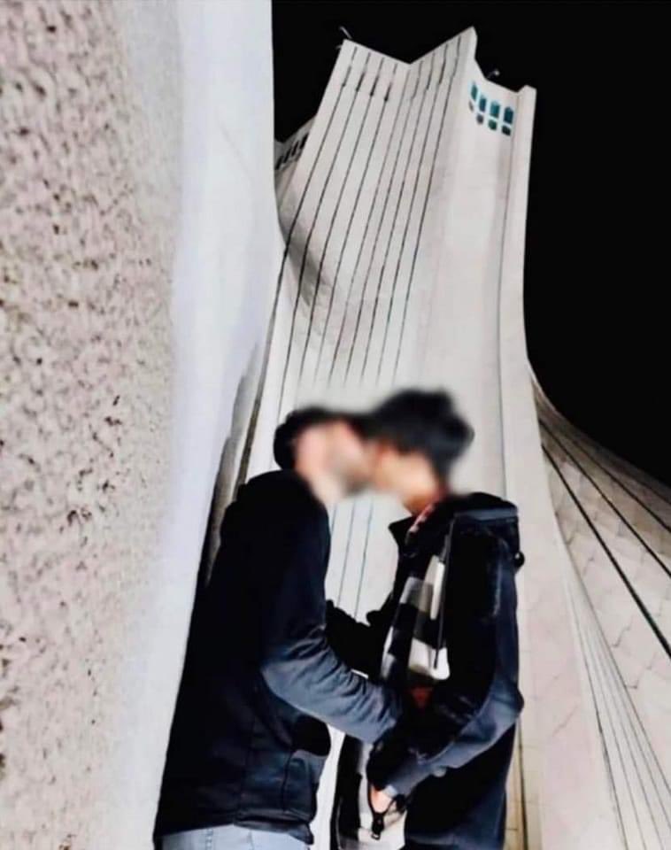 luca_caputa's tweet photo. Due ragazzi si baciano.

A Teheran.

In Iran.

Dove l’omosessualità si paga con la vita.

Si, è una rivoluzione. 

#iran #IranProtests #IranRevolution https://t.co/j81SWyriOl