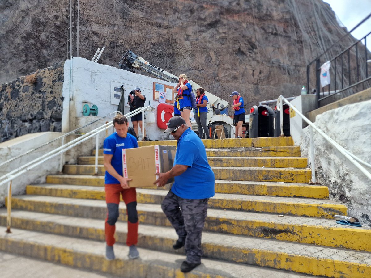 And the baton has been handed over to the #StHelena Marine team on the #DY159 to discover more about St Helena's MPA #smallislandBIGFUTURE @SHnationaltrust @StHelenaGovt @sthelenampa @ukgovbluebelt #DiscoCerys @m_fletcher8