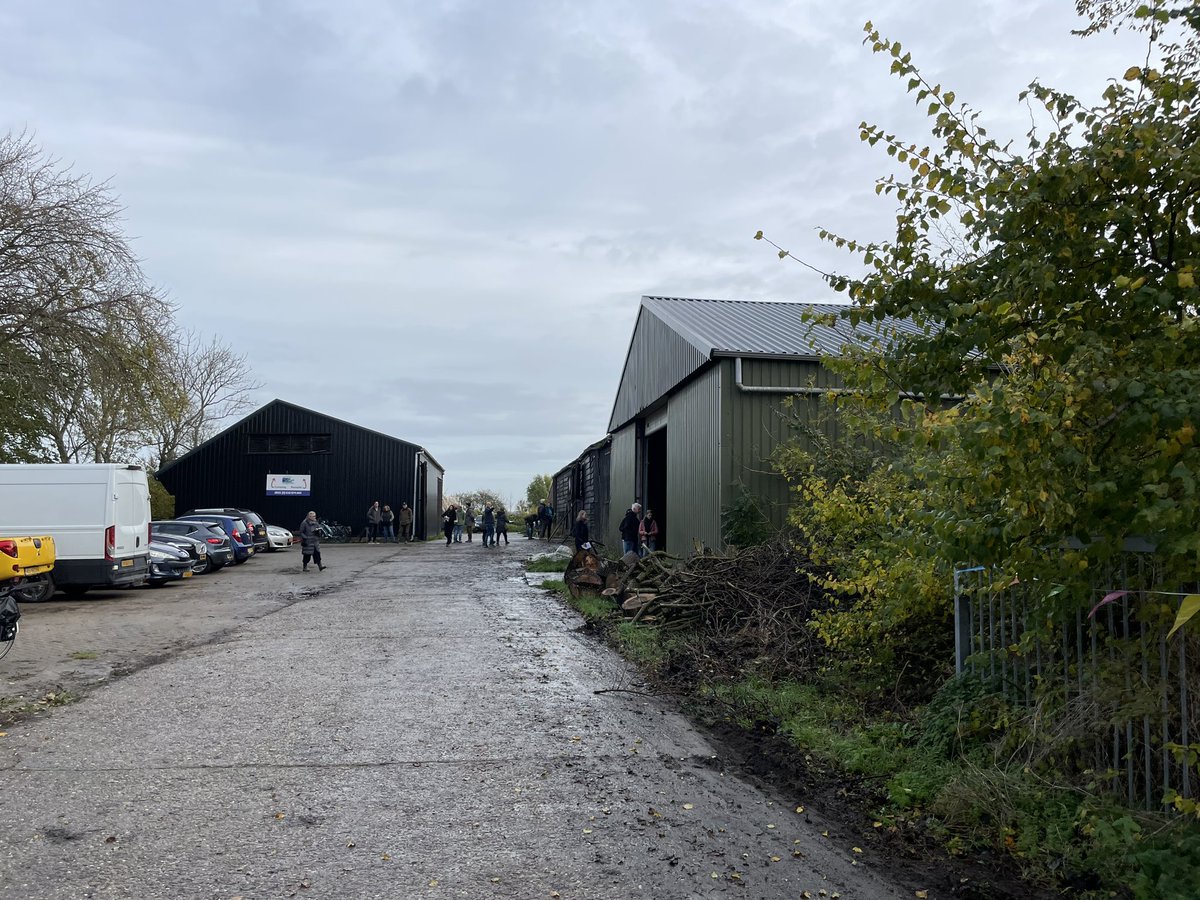 Gezellige drukte bij de open dag van herenboeren enghebaert aan de Ravesweg 1 in Scharendijke! Ga vooral even kijken, kan nog tot 14 uur! #streekholders <a href="/LeefbaarSD/">Leefbaar S-D</a> #herenboeren