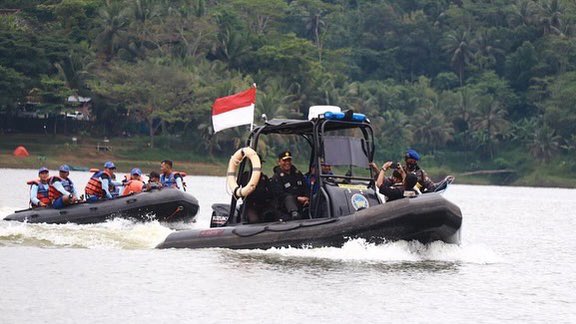 kapoldaDIY's tweet photo. Memberikan semangat kepada rekan-rekan yang melaksanakan Pelatihan Peningkatan Kemampuan SAR di Waduk Sermo, Kulonprogo.

#PolriPresisi
#TransformasiPolri#Presisi https://t.co/pnovnjZd0d