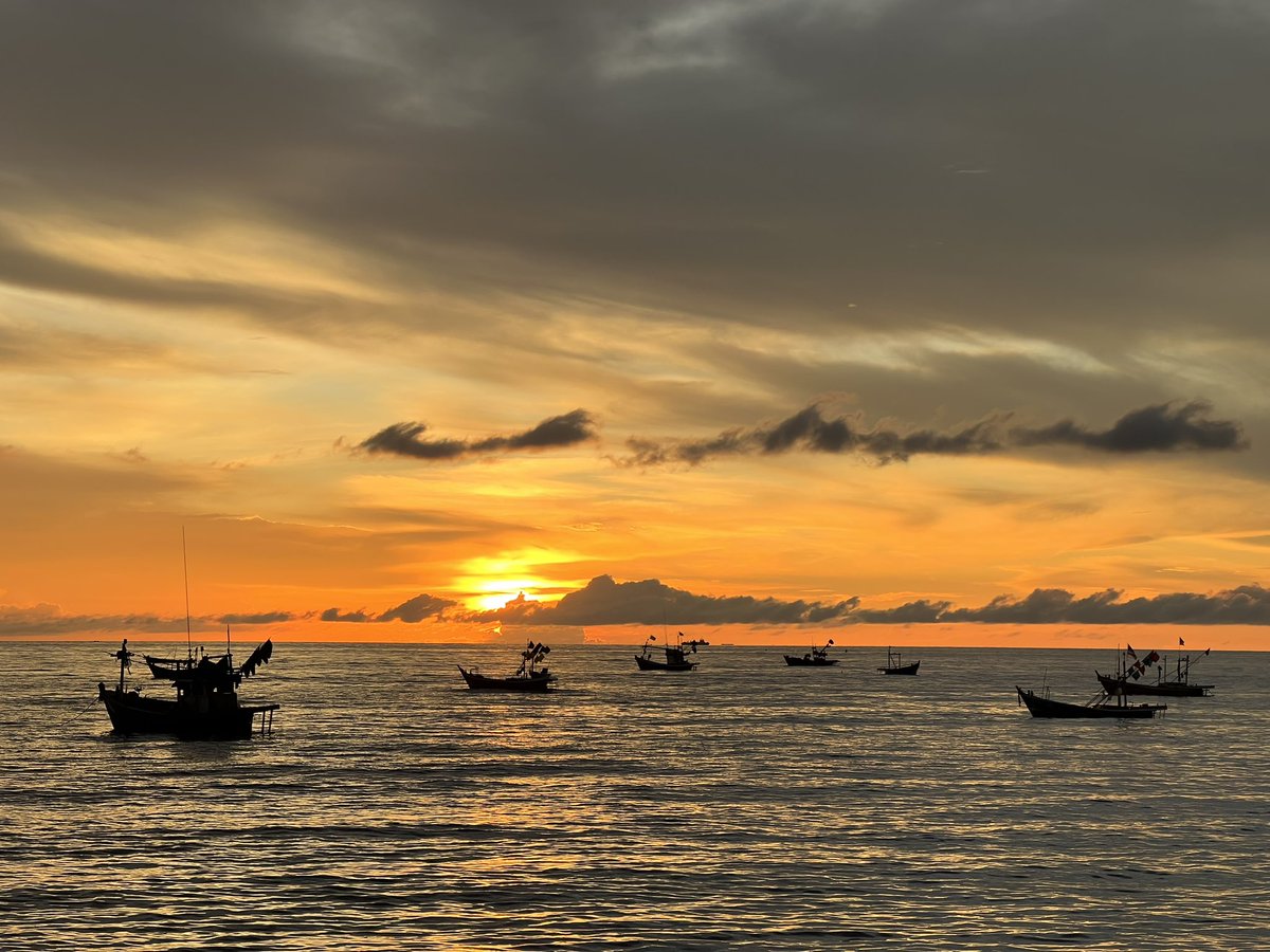 YuKenNg's tweet photo. #bangsan #sunset #NOFILTER #iPhone14ProMax #iPhone #JS100 #chonburi #Thailand  time 5:45pm https://t.co/bJ3YQGhIAa