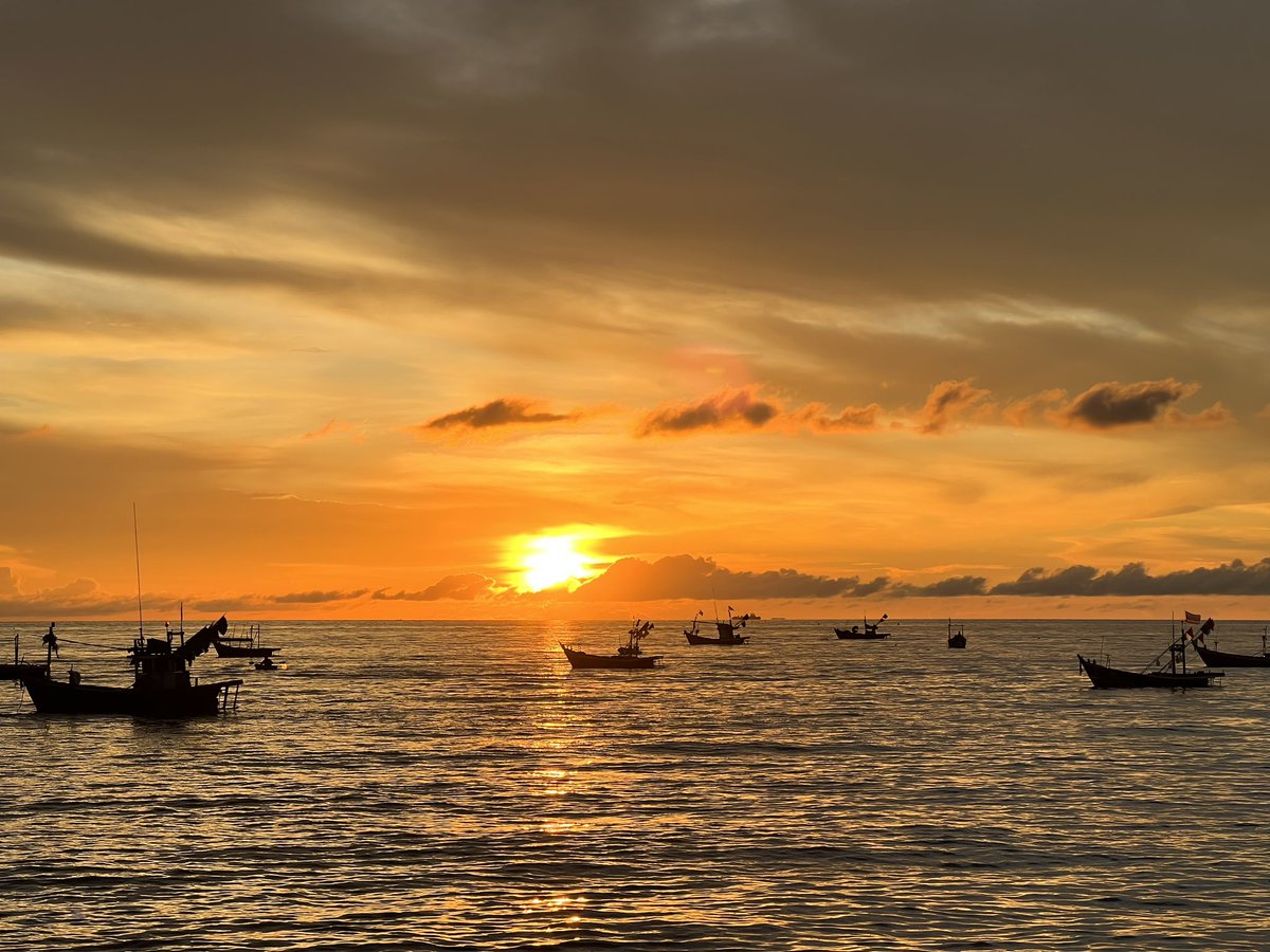 YuKenNg's tweet photo. #bangsan #sunset #NOFILTER #iPhone14ProMax #iPhone #JS100 #chonburi #Thailand  time 5:45pm https://t.co/bJ3YQGhIAa