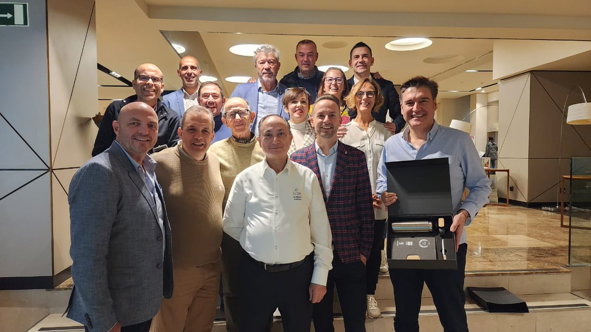 Comunidad_AEDH's tweet photo. El equipo directivo de la AEDH, encabezado por @MVEGAS3 ha tenido hoy un desayuno de trabajo y de teambuilding en @NovotelMCenter... No es necesario decir que nos lo hemos pasado genial. Y seguimos! #AEDH50 https://t.co/oGPbcOmgRD