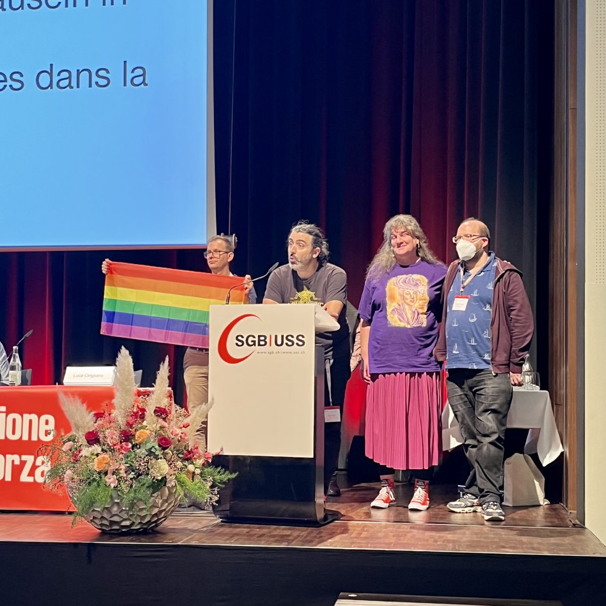 Die LGBTQI*-Kommission steht ein für die Verankerung von Antidiskriminierungsklauseln in der GAV-Politik – der Antrag wurde mit Standing Ovations angenommen🏳️‍🌈👏 #sgbuss22 #lgbtqia