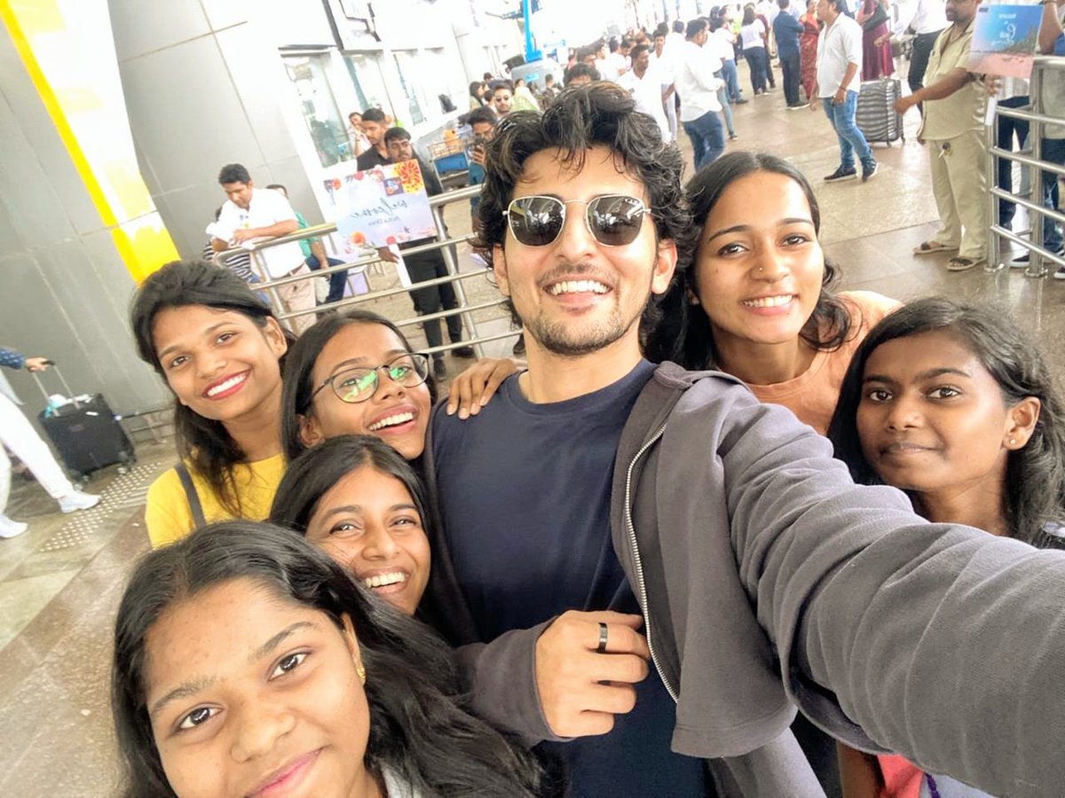 utkarshaaa_drdz's tweet photo. 25.11.2022 🥺❤️
DREAMS DO COME TRUE 💙 I've been there with you throughout your journey, I've seen you cry &amp; wake-up stronger the next day, I've seen you grow and I'm proud of you @DarshanRavalDZ ❤️
Waited for 8 long years just to hug you once🥺❤️Your hugs feels like home.🥺💙🧿 https://t.co/JkwkhMl3AF