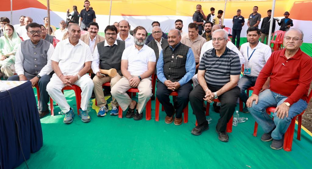 Allavaru's tweet photo. Shri @RahulGandhi in conversation with MSME owners &amp; handloom workers in Madhya Pradesh.
 
#BharatJodoYatra has been voicing the concerns of small businesses shattered by GST imposition and poor policies of the BJP. https://t.co/TmdrwBujJY