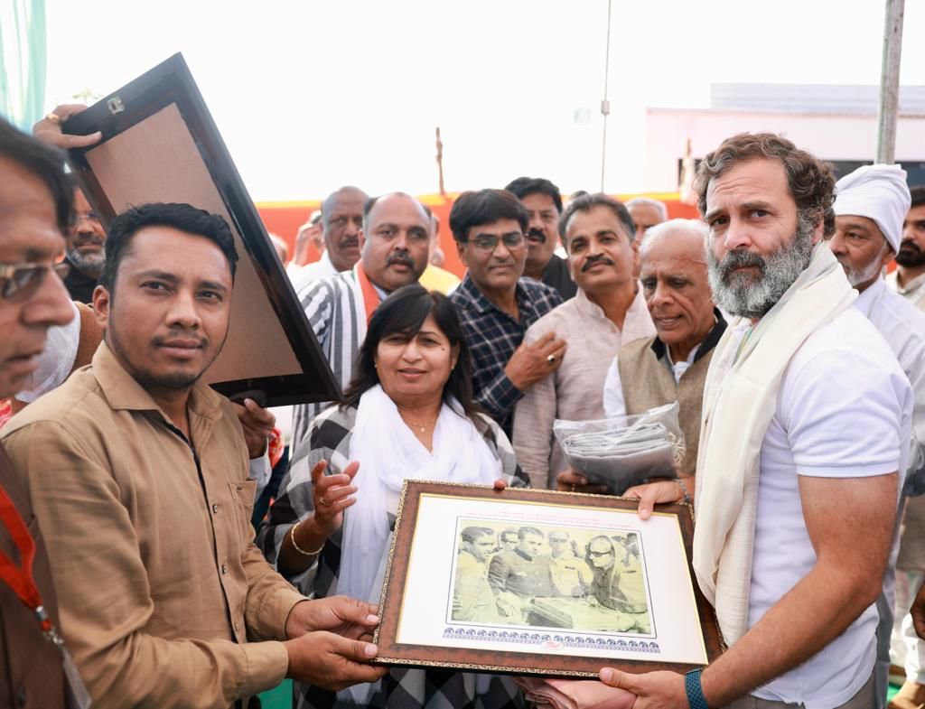 SevadalMBI's tweet photo. Interaction with MSMEs and Handloom workers.
#BharatJodoYatra https://t.co/Pft1O5b3CY