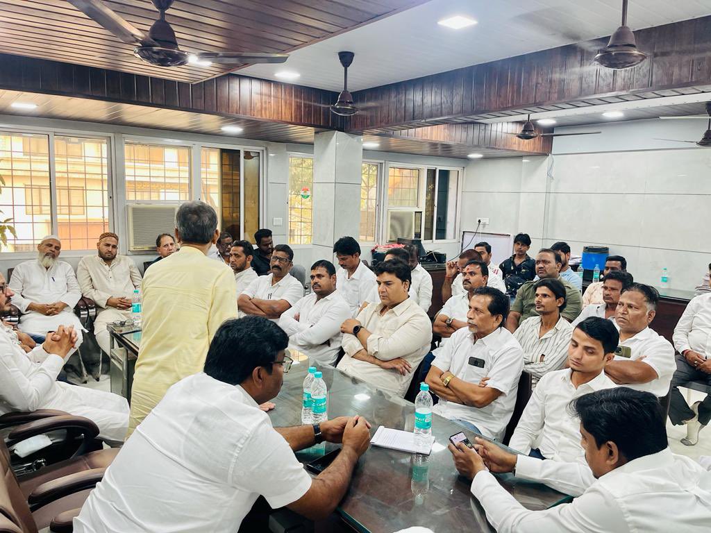 BWDCITYCONGRESS's tweet photo. आज भिवंडी शहर जिला कांग्रेस कमेटी कार्यालय पर भिवंडी जिला अध्यक्ष (रशीद ताहिर मोमिन साहब) के अध्यक्षता में दो कार्यक्रमों का आयोजन किया गया. जहां सबसे पहले 26 नवंबर 2008 को शहीद हुए पुलिस और फौज के जवानों को श्रद्धांजलि दी गई.और उसके बाद (संविधान दिवस) के अवसर पर भारतीय संविधान https://t.co/5ZI2Oz8GEH