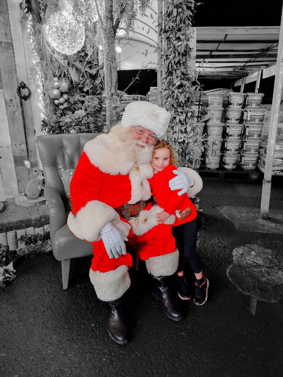 MsHarris79's tweet image. Lots of fun last night @pughsgarden. First sighting of the big guy this year 🎅 #pughsgardenvillage #Santa