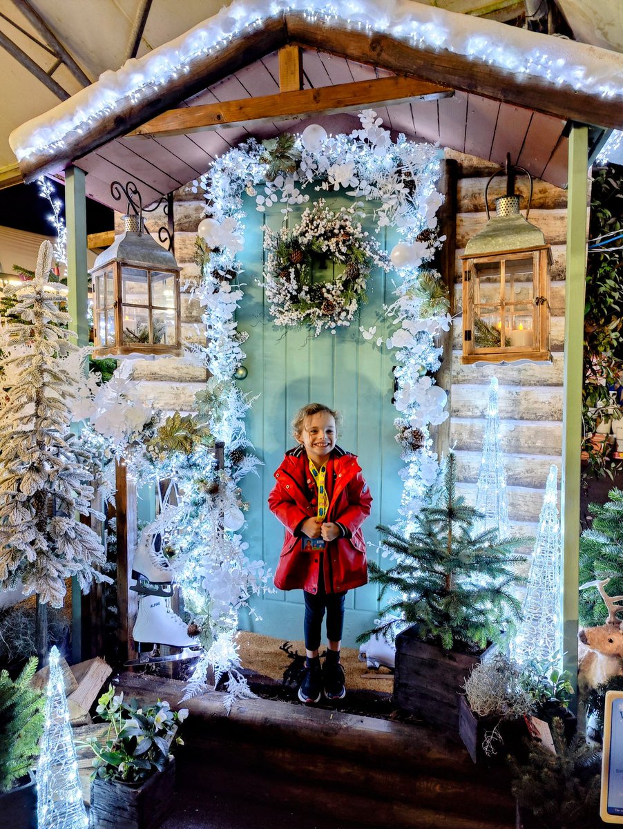 MsHarris79's tweet image. Lots of fun last night @pughsgarden. First sighting of the big guy this year 🎅 #pughsgardenvillage #Santa