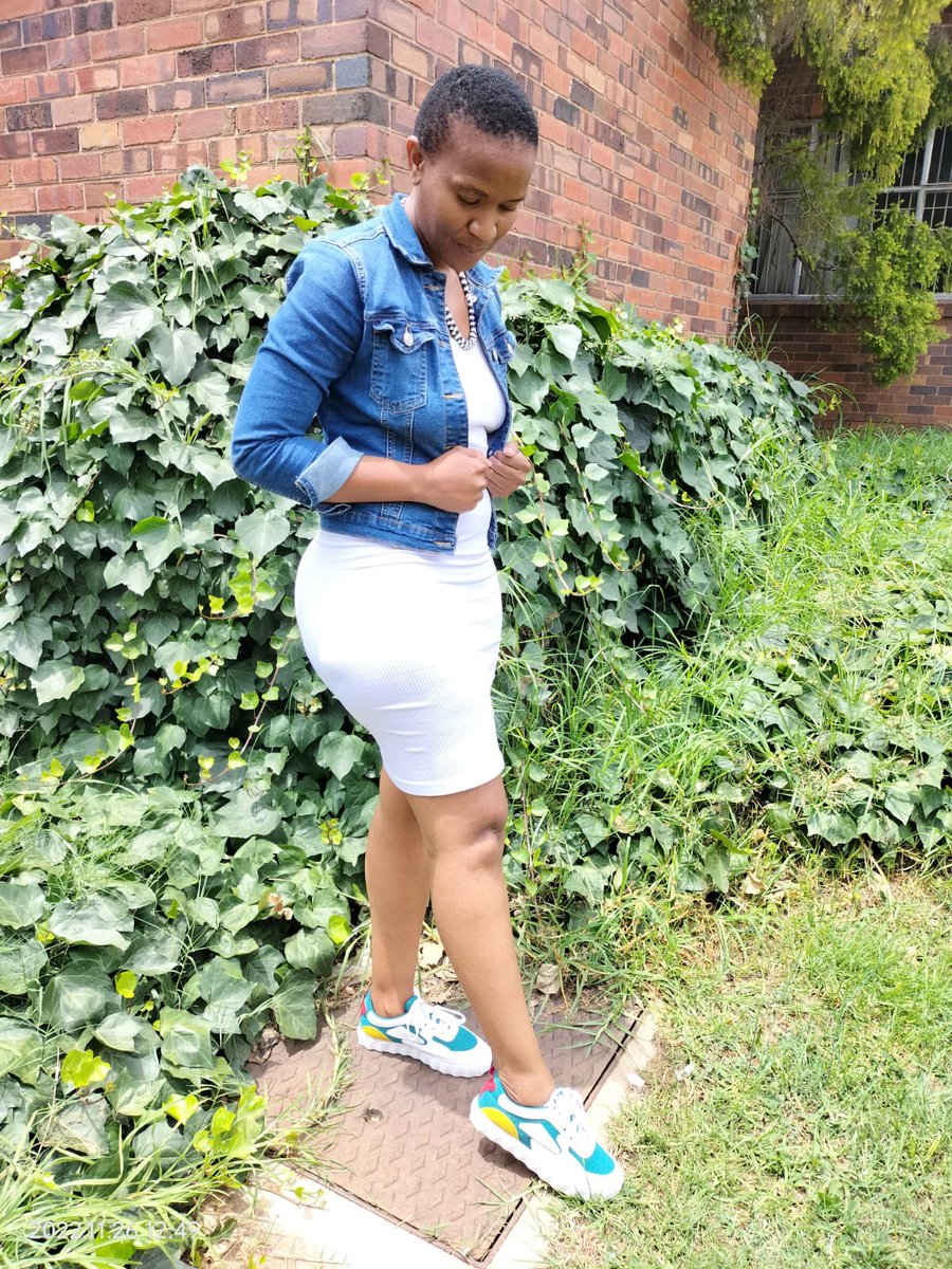 Koena_za's tweet photo. Don’t miss this. R1199.99 gets you a pair. https://t.co/MAVyYOedjt. #TryToTry https://t.co/fuWCVygjNG