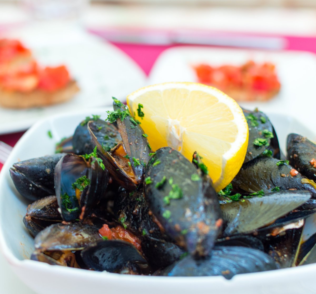Reared in St Austell Bay on the south coast of Cornwall on ropes suspended by giant, floating buoys these #CornishMussels are naturally clean, plump and sweet! 
Shop our full seafood range today 
➡️ source-food.co.uk