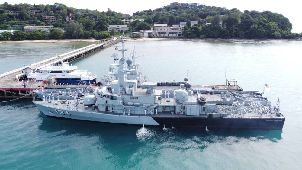 MPA_Barat's tweet photo. Defence Diplomacy 🇲🇾🇹🇭
First Admiral @Eetaipeng1 led @tldm_rasmi delegation to @prroyalthainavy 3rd Naval Area Command, Phuket in conjunction with the Regional Engagement Deployment 2022 #RED22
@mwl3_tldm
@KAMARUDDIN_OMAR
@134nadim
@TUN_JAMIL
@KdSundang
@KDMAHAMIRU https://t.co/hIJk9ynLjf