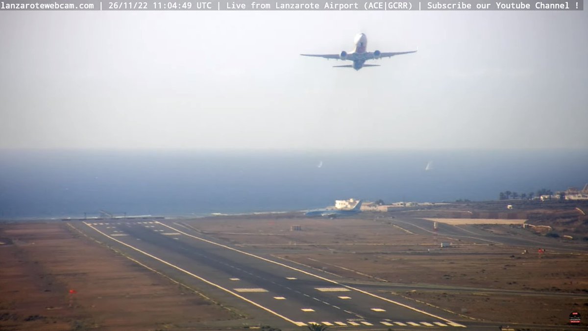 Callum_2M0YCG's tweet photo. @PH9HB Watching your departure on Lanzarote live airport webcam https://t.co/SlkdEDSvmX😎✈️ https://t.co/its7ooZyXs