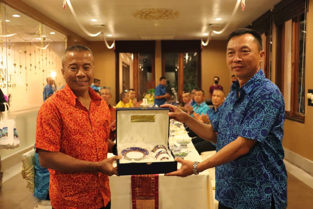 MPA_Barat's tweet photo. Thank You!
An Official Dinner organized by @prroyalthainavy at Siam Niramit, Phuket to celebrate @tldm_rasmi delegation during #RED22 strengthen the relationship between both navies.
“Khob Kun Ka”
@mwl3_tldm
@Eetaipeng1
@KAMARUDDIN_OMAR
#NavyPartnership https://t.co/3H10dXjzEA