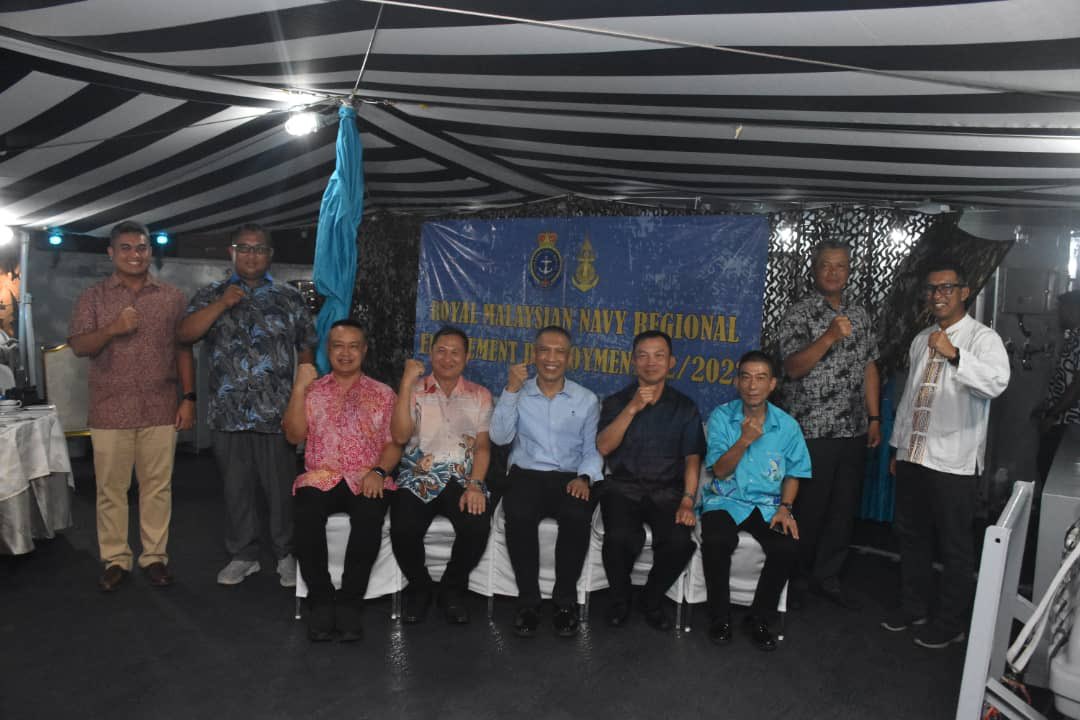 MPA_Barat's tweet photo. Ahoy..
A warm welcome to our comrades from @prroyalthainavy with Reception Ceremony #RED22 onboard @KdSundang to enhance esprit de corps & interaction between both navies
@tldm_rasmi
@mwl3_tldm
@Eetaipeng1
@KAMARUDDIN_OMAR
#DefenceDiplomacy https://t.co/zYITZs2lLN