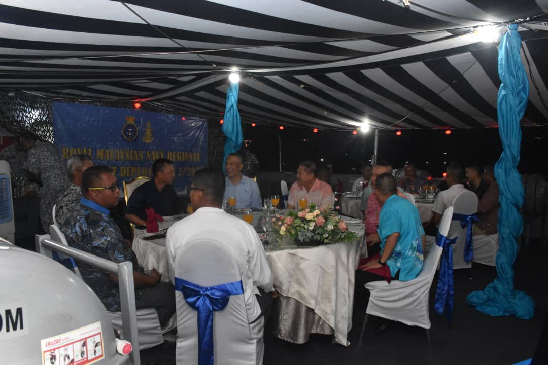 MPA_Barat's tweet photo. Ahoy..
A warm welcome to our comrades from @prroyalthainavy with Reception Ceremony #RED22 onboard @KdSundang to enhance esprit de corps & interaction between both navies
@tldm_rasmi
@mwl3_tldm
@Eetaipeng1
@KAMARUDDIN_OMAR
#DefenceDiplomacy https://t.co/zYITZs2lLN