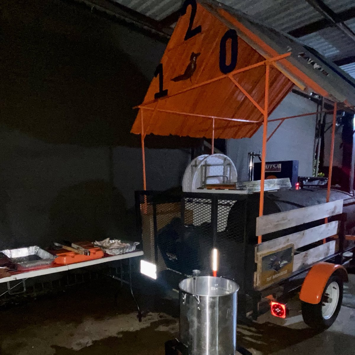 TheBirdHouseTG's tweet photo. When you’re not allowed to fry in the lot you fry at 4AM 🤙🏽. @UTSAFTBL #PregamePrep #BirdHouseTailgate https://t.co/O2seTj5rGz
