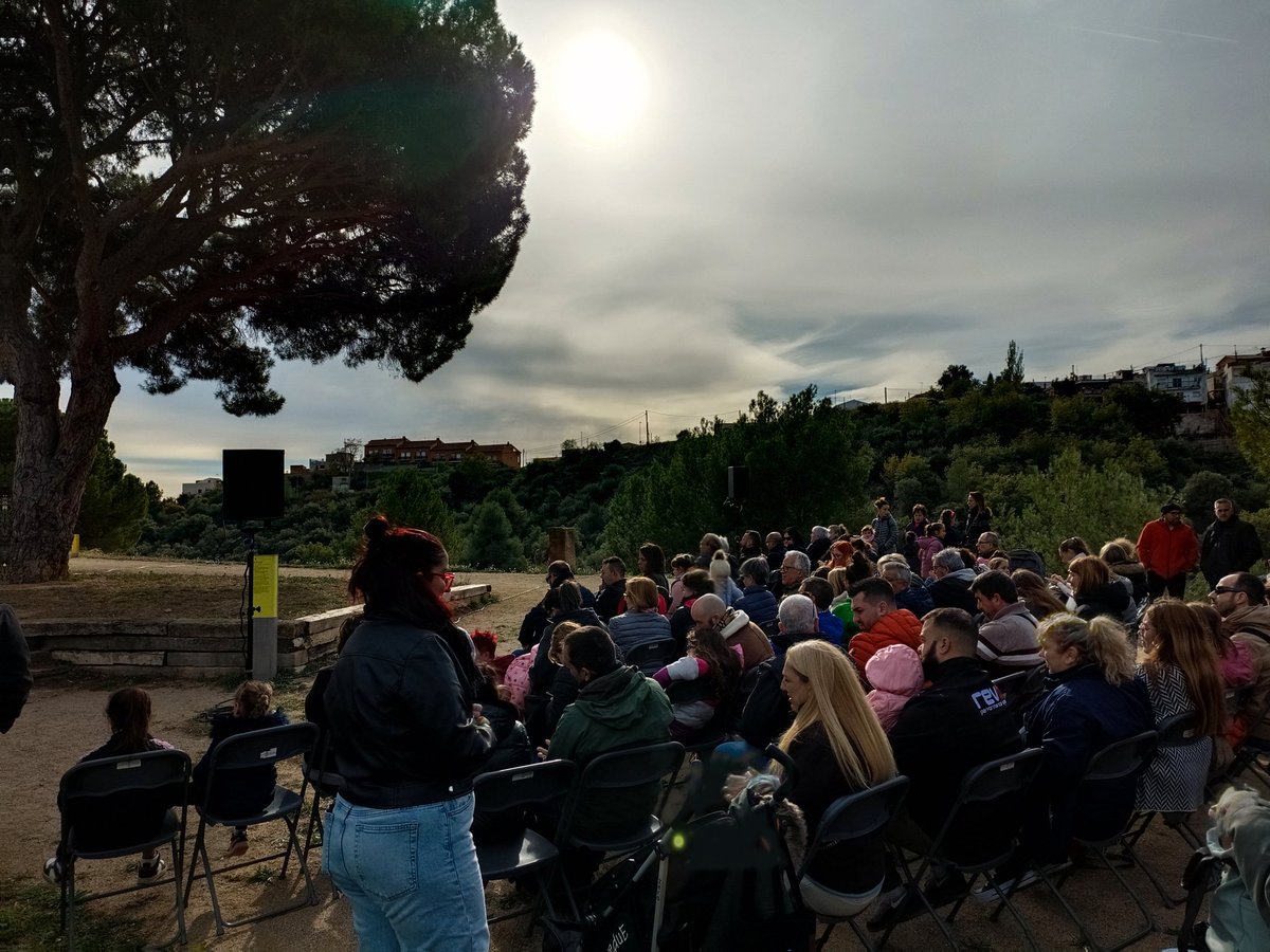 Ara mateix, al Parc del Pi Gros, <a href="/elbitxoteatre/">el bitxo teatre</a> representa el Naixement del Tió Grossot. <a href="/AjuntamentSVH/">Ajuntament SVH</a>  <a href="/ParcsplatgesAMB/">Parcs i platges AMB</a> #teatre #nature #families
