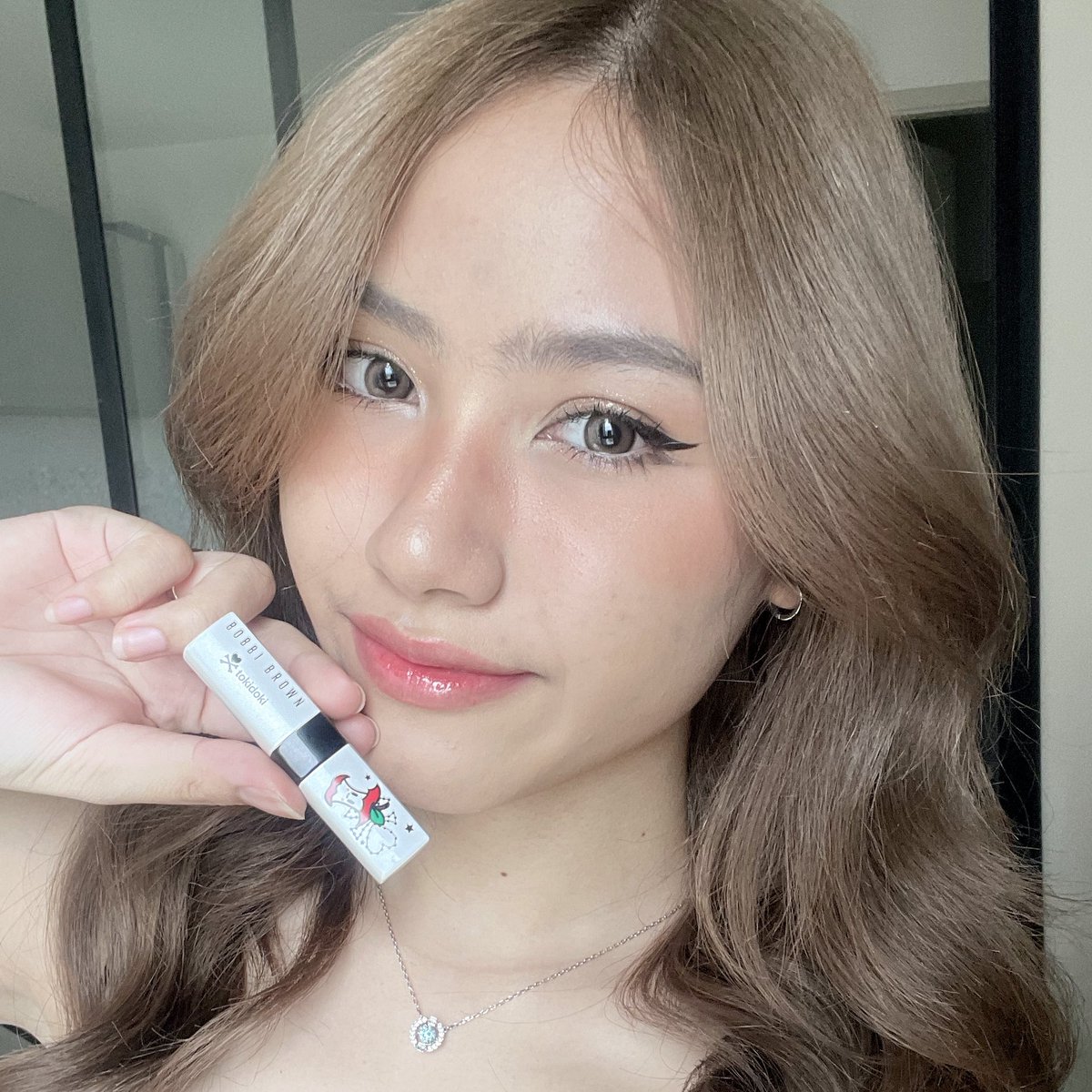 quenxHN's tweet photo. Bobbi Brown x tokidoki น่ารักน่าเก็บมากค่ะทุกคน🥺💗 น้องมาแบบแพคเกจขาว ลายแอปเปิ้ลน่าร้ากกกก🍎 ส่วนเนื้อตัว #ExtraLipTint โด่งดังอยู่แล้วเรื่อง ความสวย ฉ่ำวาว สีดูเป็นธรรมชาติ ลูกคุณมาก🤍 รีบตำก่อน out of stock!

📍https://t.co/gxKRPtPkon

#ลิปบาล์มมีสี #TokiDokiCollection https://t.co/8awP9xWFb6
