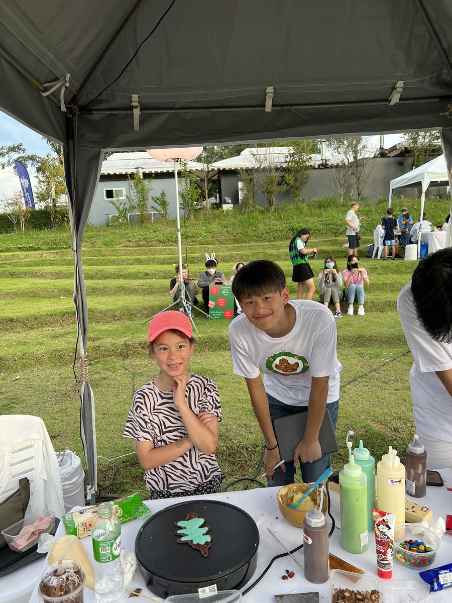 robGteacher's tweet photo. Great to see the Business Studies students putting all their studies to good use and selling their products at the Rugby Christmas Fair. 👏🎄 https://t.co/9I34oC2GVm