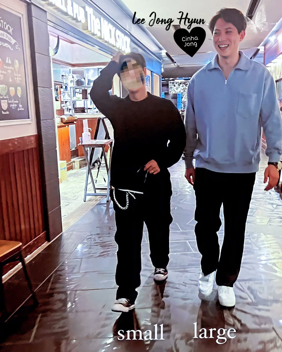 cinhajong's tweet photo. UPDATE!
I tried to improve the photo, to get the original and real colors, because the shirt is blue and not gray.
But the most important thing is that JH is without a mask, smiling and presenting us with this joy on our weekend!😃🎈Happy day!!
#LeeJongHyun #OneLeeJongHyun https://t.co/QgLVGw4HI2