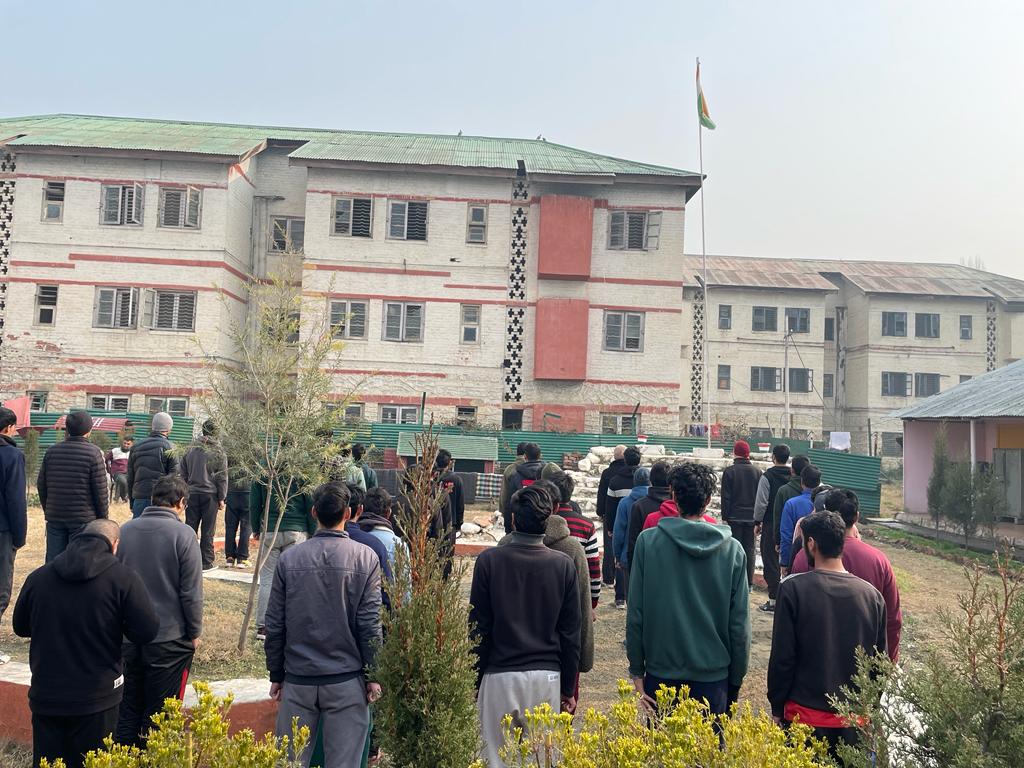 awazebaramulla's tweet photo. Students of #Kashmir Super-50 observed Constitution Day with full zeal &amp; enthusiasm.

The #students hoisted national flag &amp; recited 'Preamble of Constitution'.
🇮🇳🇮🇳

#ConstitutionDay2022 @adgpi @ChinarcorpsIA @NorthernComd_IA #FIFAWorldCup # https://t.co/yoRSFCbkLf